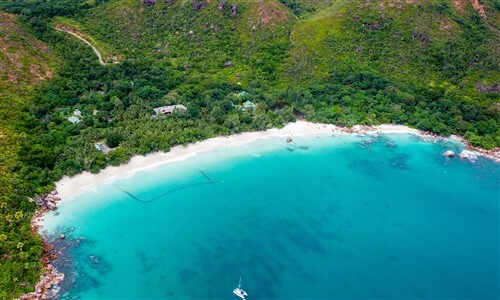 la plage de petite anse à la pointe lazard aux seychelles